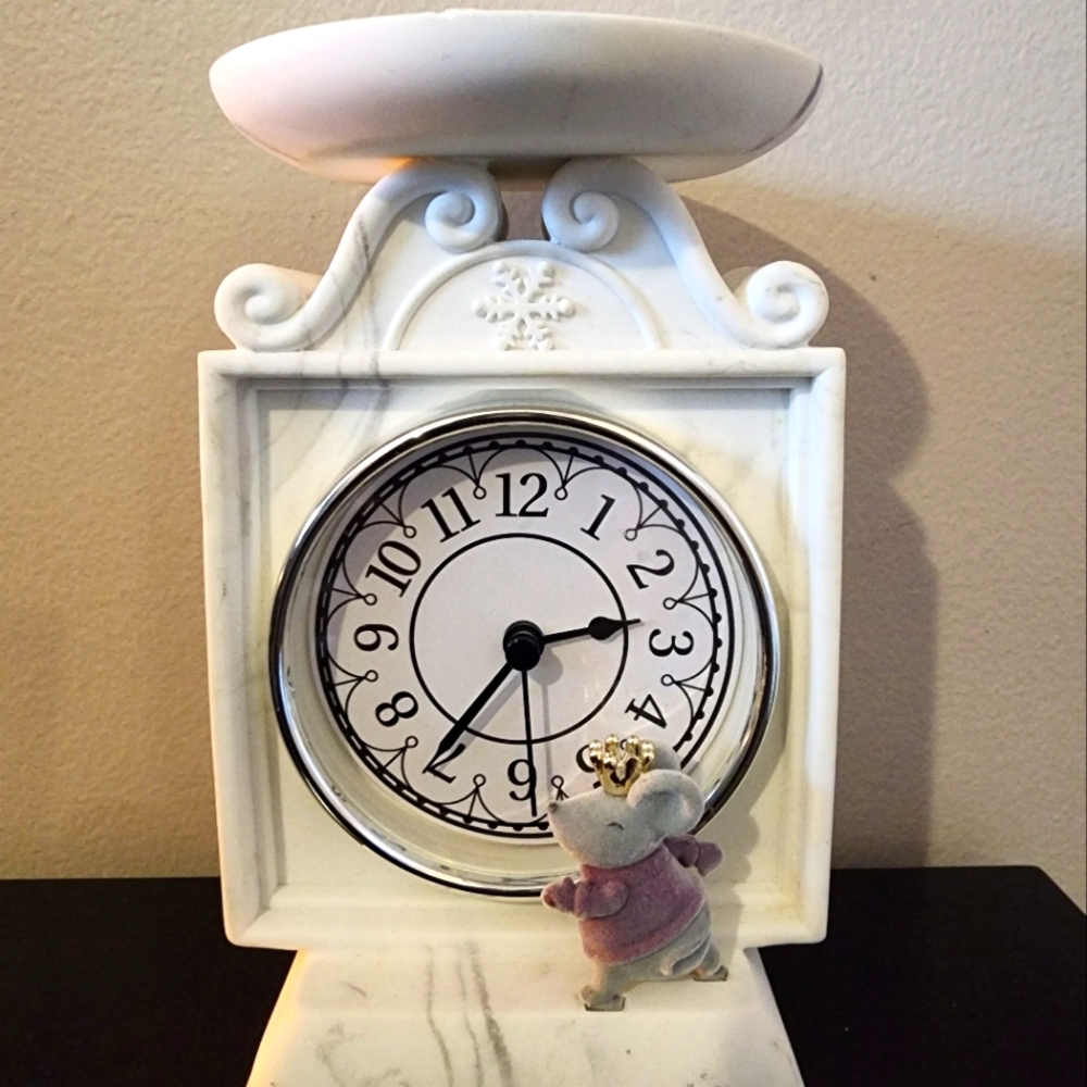 Bath& Body Works clock with mouse candle holder